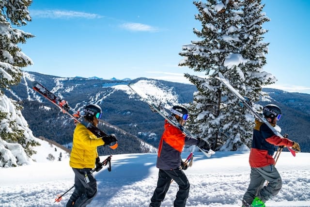 varias personas caminando en la nieve
