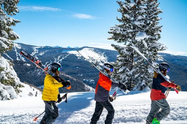 varias personas caminando en la nieve