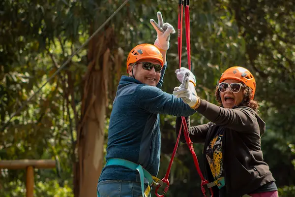 dos personas felices en desafio de cuerdas