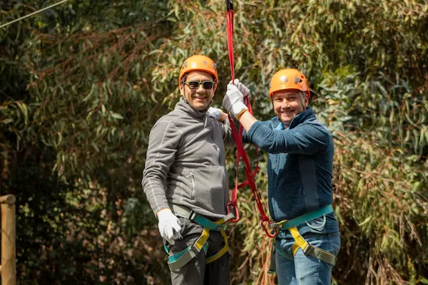 dos hombres haciendo ruta de cuerdas