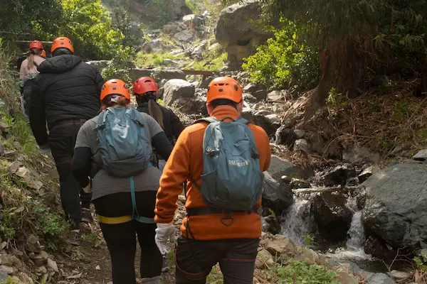 varias personas haciendo trekking