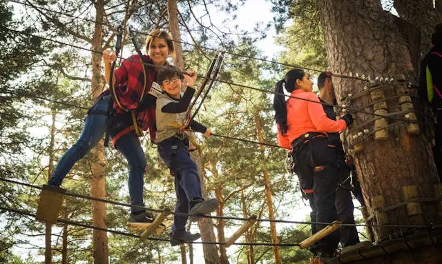 varias personas en taller de cuerdas altas