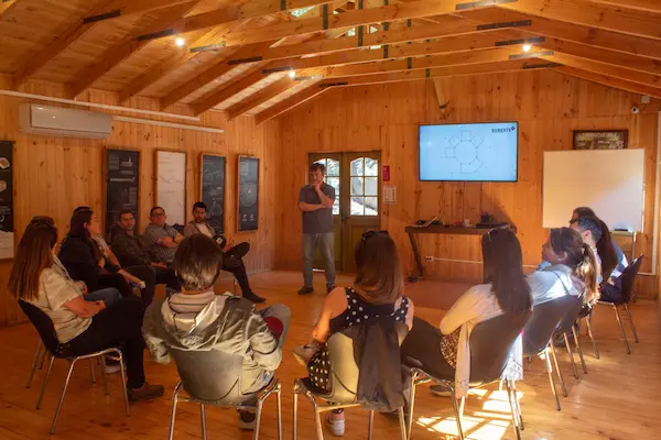 varias personas haciendo dinamica de grupo