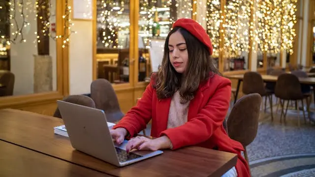 mujer trabajando con una laptop