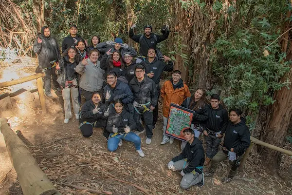 grupo de personas haciendo trekking