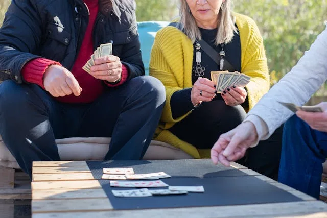 varias personas jugando juegos de mesa