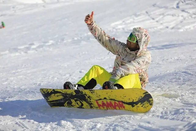 persona practicando snowboard