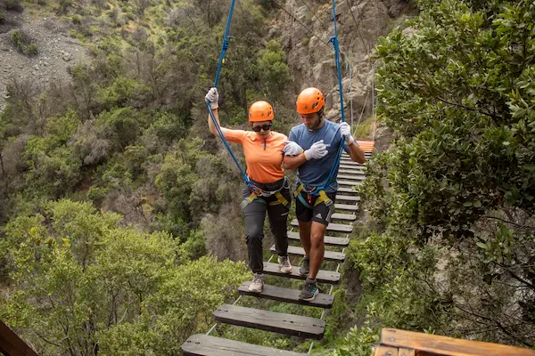 dos personas cruzando un puente