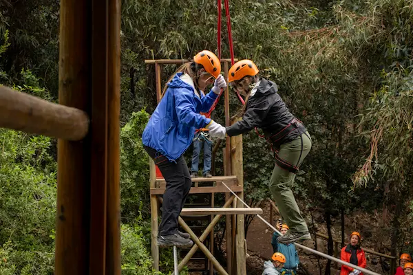 dos personas en puente colgante