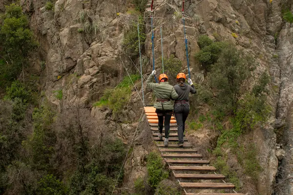 dos personas en puente colgante
