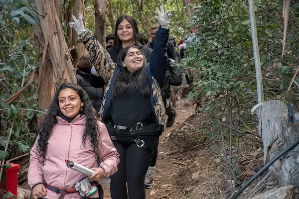 varias personas haciendo trekking