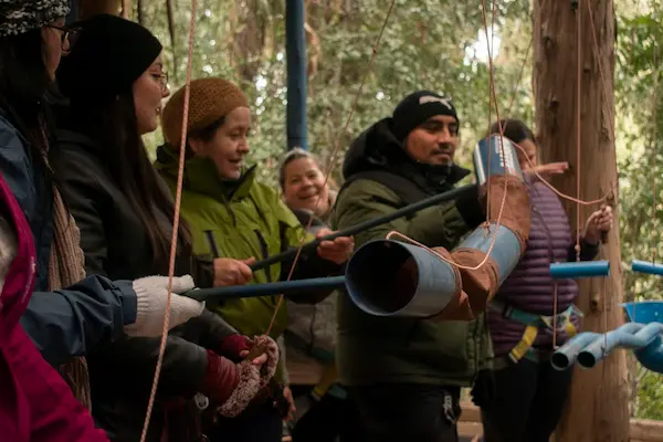 varias personas en circuito de obstaculos