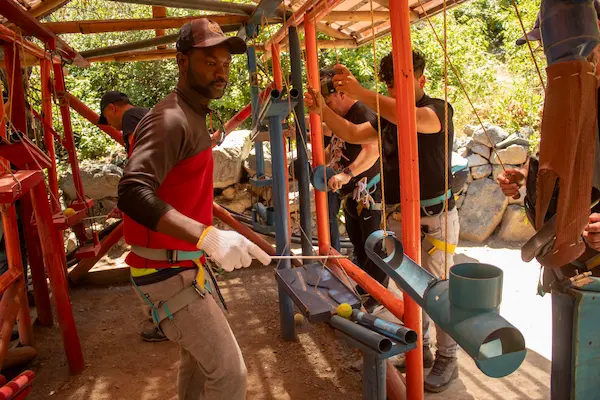 varias personas en circuito de obstaculos