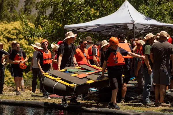 varias personas en actividades de integracion con desafios