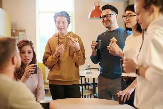 varias personas tomando un cafe en oficina