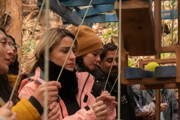 varias personas en circuito de obstaculos