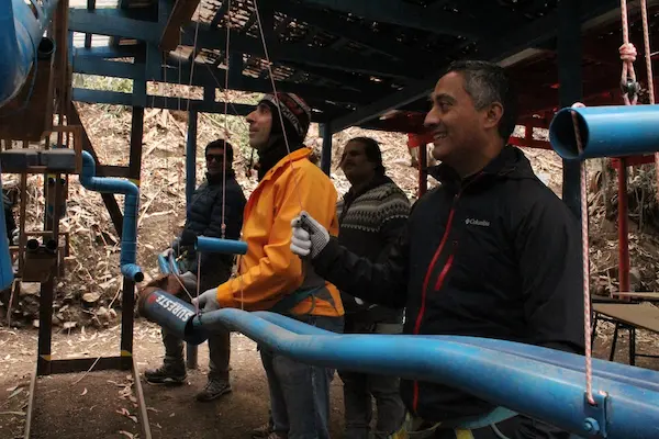 varias personas en circuito de obstaculos