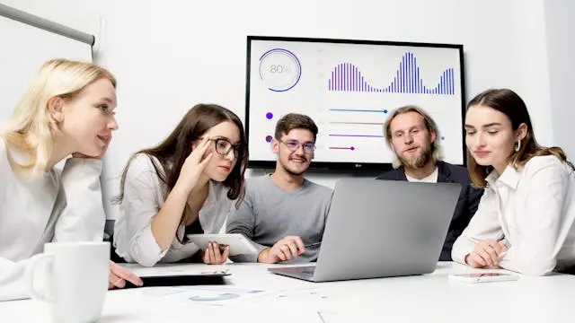 varias personas frente a laptop