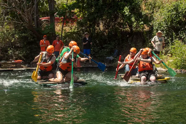 varias personas en actividades de integración