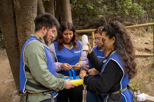 varias personas armando un cohete en avtividad de integracion