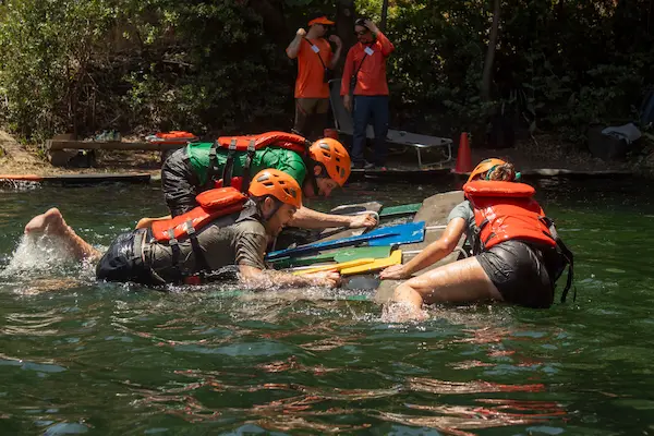varias personas en balsa compietiendo
