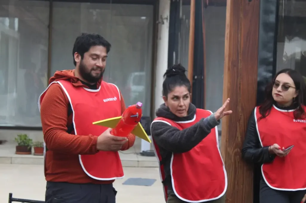 tres personas con botella de plastico