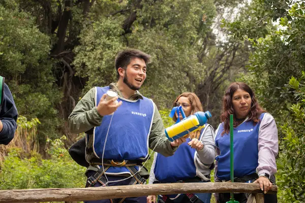 varias personas con botella de plástico