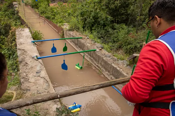 varias personas en competencias de balsas
