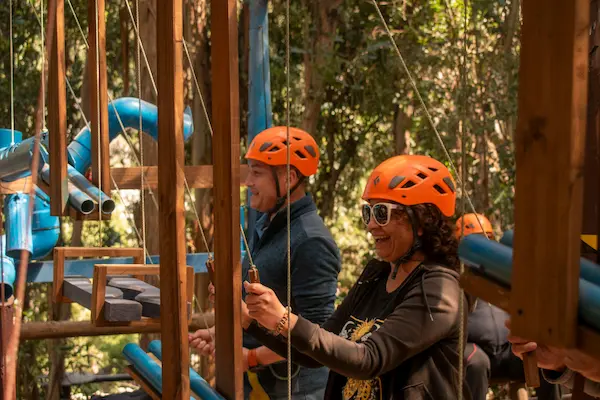 varias personas en circuito de obstaculos