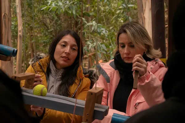 varias personas en circuito de obstaculos