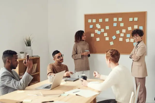 varias personas aplicando las 5 C del trabajo en equipo