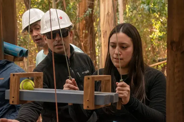 varias personas en circuito de obstaculos