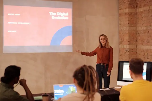 varias personas en presentacion corporativa