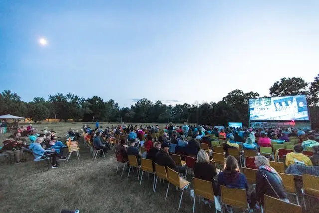 muchas personas en cine bajo las estrellas