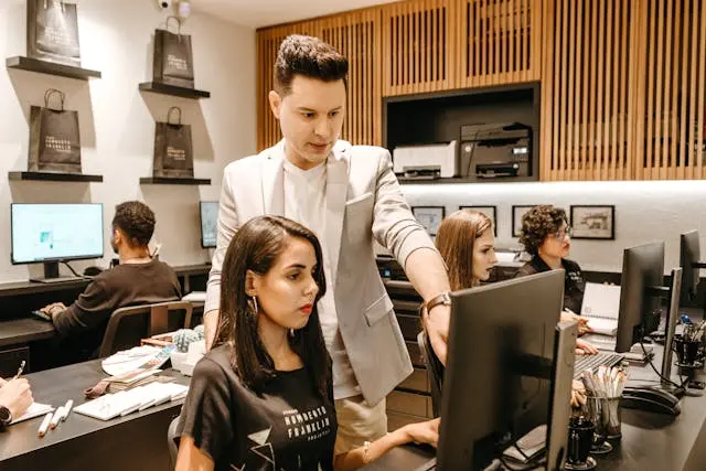 una persona motivando a un equipo de trabajo