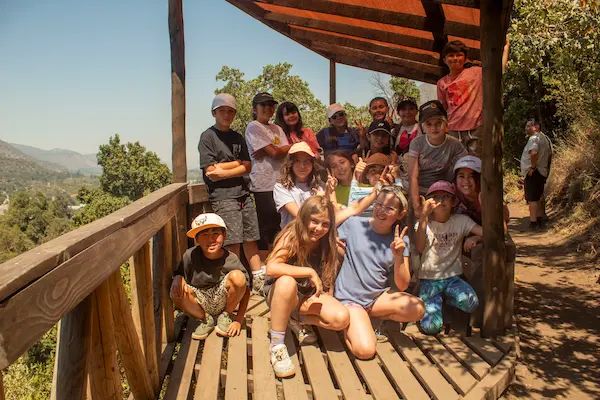 varios niños en circuitos outdoors