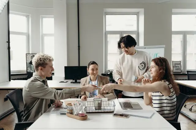varias personas en espacio de trabajo
