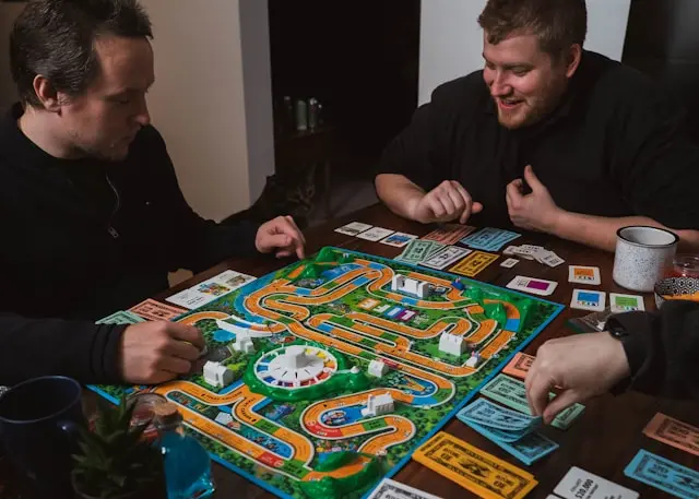 dos personas con juegos de mesa