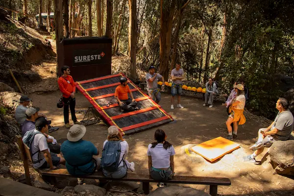 varias personas en actividad de integración