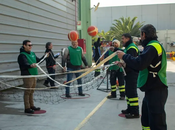varias personas en torneo corporativo