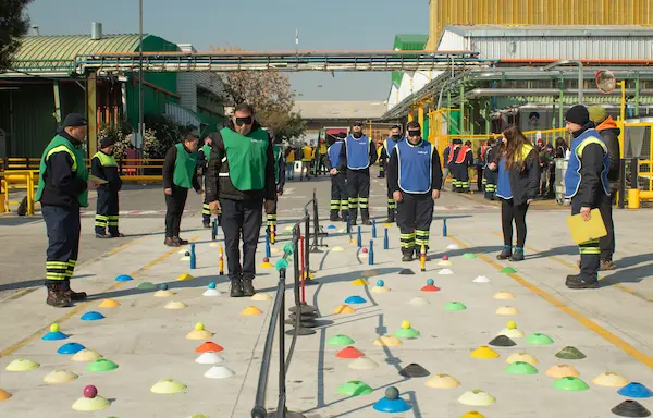 varias personas en circuito al aire libre