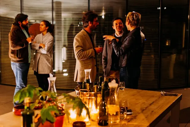 varias personas en fiesta en empresa