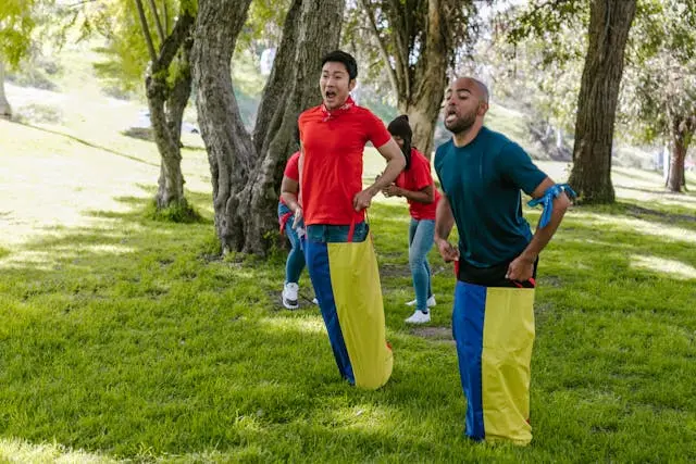 dos hombres haciendo carrera de sacos