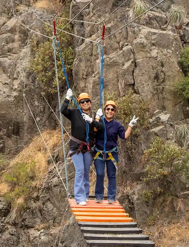 dos mujeres en puente colgante