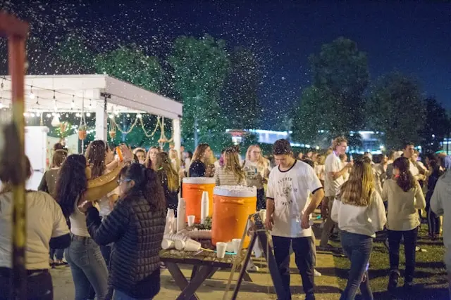 varias personas en fiesta al aire libre
