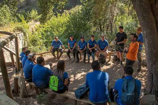 varias personas en meditacion grupal