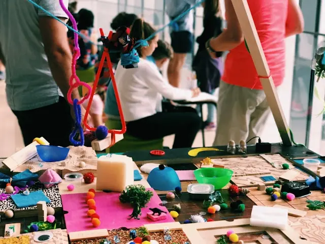 varias personas en taller de artesania