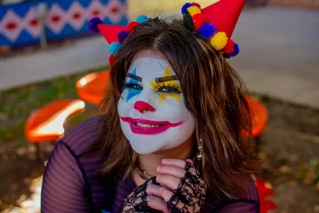 mujer disfrazada de payasita