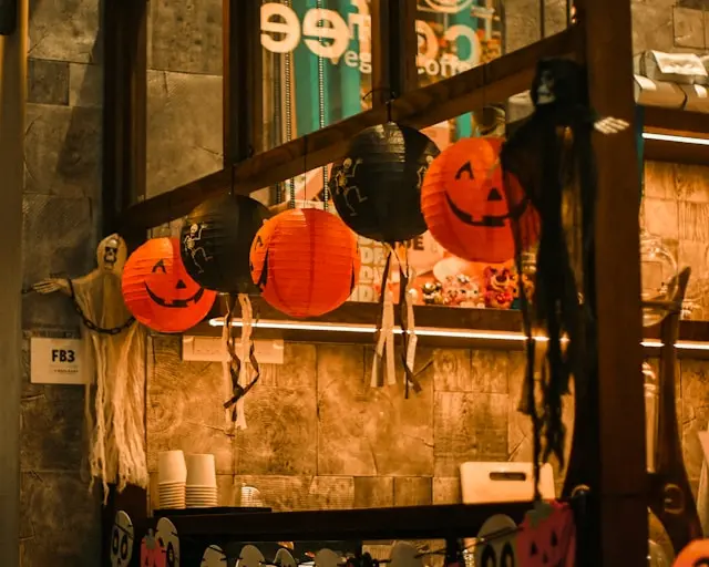 varios globos en forma de calabaza