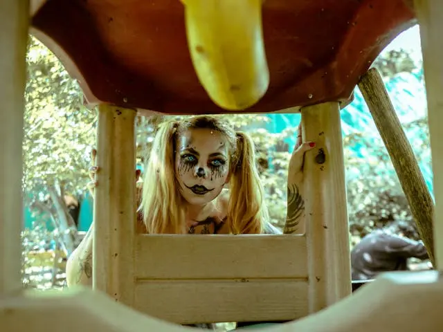 muejr disfrazada para halloween